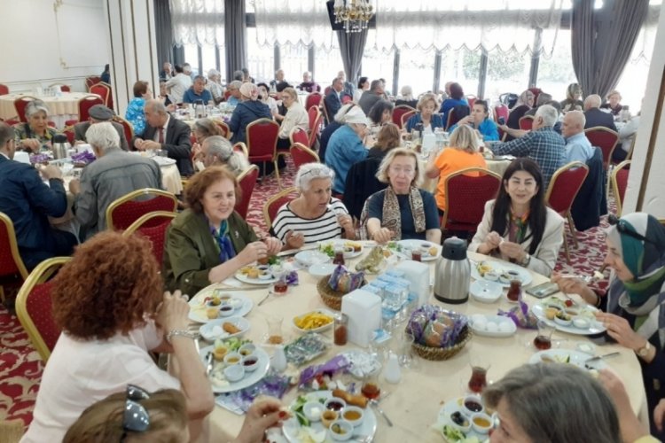 B&uuml;y&uuml;k emekli mitingi &ouml;ncesinde kahvaltıda buluştular