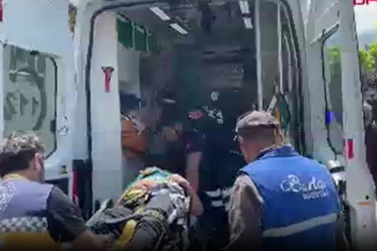 Zonguldak'ta cam silerken 2'nci kattan d&uuml;şen kadın ağır yaralandı
