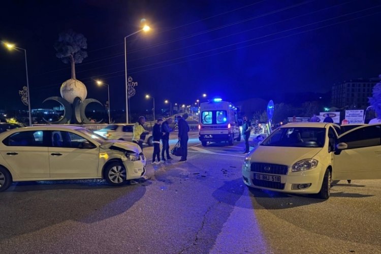 Bilecik-Bursa&nbsp;yolunda iki otomobil çarpıştı: 4 yaralı