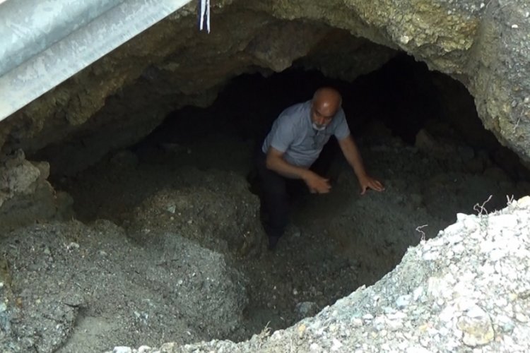 Hatay'da yağış sonrası ortaya &ccedil;ıkan dev &ccedil;ukur merak uyandırdı