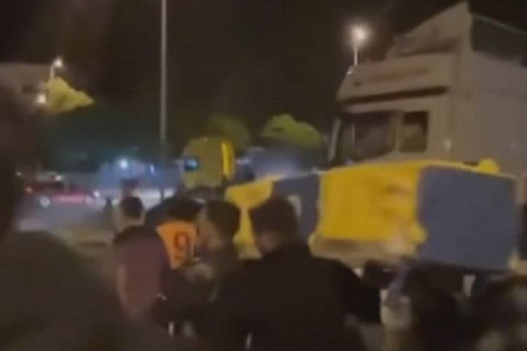 Bursa'da ilgin&ccedil; g&ouml;r&uuml;nt&uuml;ler! Galatasaray taraftarları Fenerbah&ccedil;e tabutu taşıdı