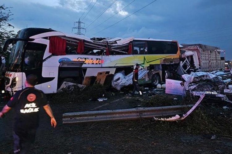 Mersin'de zincirleme kazada &ouml;len 10 kişinin kimlikleri belli oldu