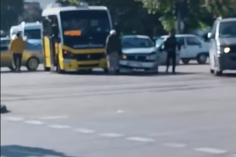 Bursa'da otob&uuml;s ile otomobil &ccedil;arpıştı!