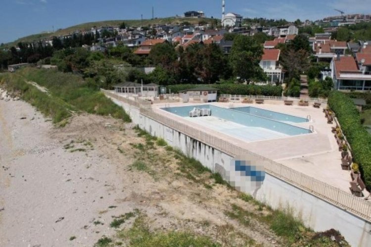 İstanbul'da sahil yolunu işgal eden l&uuml;ks siteye, vatandaşlar tepki g&ouml;sterdi