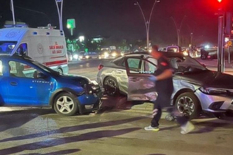 Bursa &Uuml;&ccedil;evler'de kaza! İki otomobil birbirine girdi