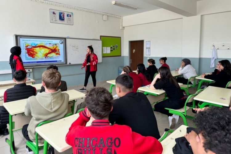 BU&Uuml; &ouml;ğrencilerinin organizasyonu ile lise &ouml;ğrencilerine doğal afet eğitimi