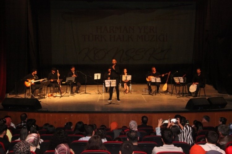 Bitlis'te T&uuml;rk halk m&uuml;ziği konseri b&uuml;y&uuml;k beğeni topladı