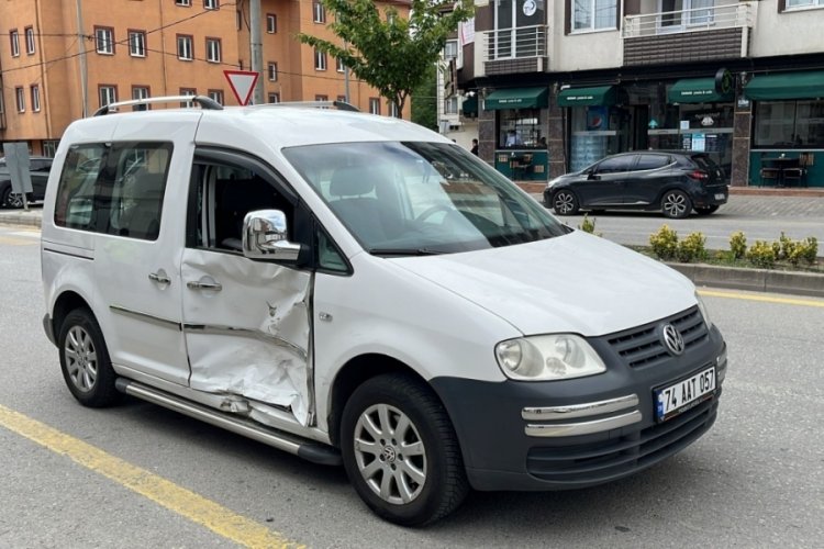 Bolu'da otomobil ile hafif ticari ara&ccedil; &ccedil;arpıştı!