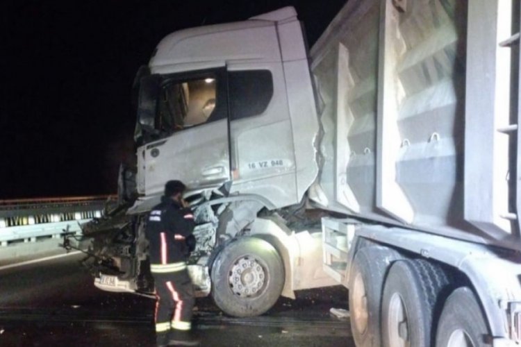 Otobanda tır kazası! Bursalı s&uuml;r&uuml;c&uuml; &ouml;l&uuml;mden d&ouml;nd&uuml;