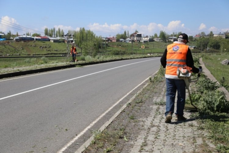 Kars'ta Belediye ekipleri yaşam alanlarını &ccedil;i&ccedil;ek bah&ccedil;esine &ccedil;eviriyor