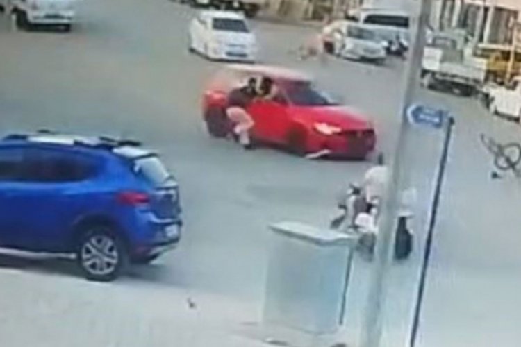 Husumetlisinden ka&ccedil;arken bisikletliye &ccedil;arptı!