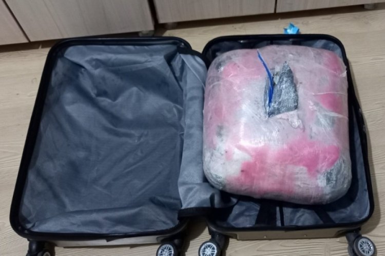 Malatya'da valiz i&ccedil;erisinden uyuşturucu madde &ccedil;ıktı