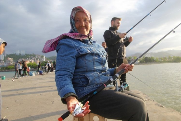 Ordu'da Naciye teyze evlat acısını balık tutarak dindiriyor