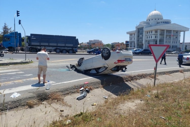 Tekirdağ'da hızını alamayan s&uuml;r&uuml;c&uuml; trafik ışığını devirerek ters d&ouml;n&uuml;