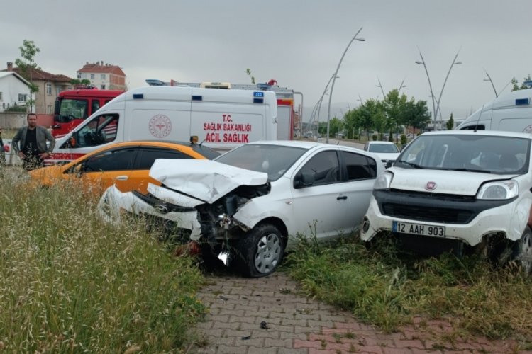 Elazığ'da hafif ticari ara&ccedil; ile otomobil &ccedil;arpıştı: 1 yaralı