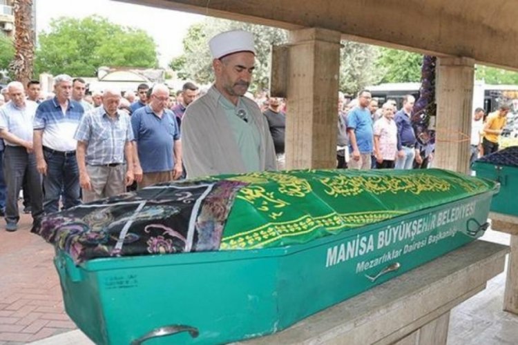 Manisa'da eski kocasının katlettiği Nagihan, annesi ve kardeşi, yan yana toprağa verildi