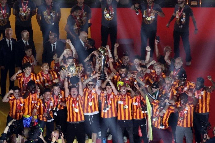 Galatasaray'dan g&ouml;r&uuml;lmemiş kutlama! Aslan &ccedil;ift kupasına kavuştu
