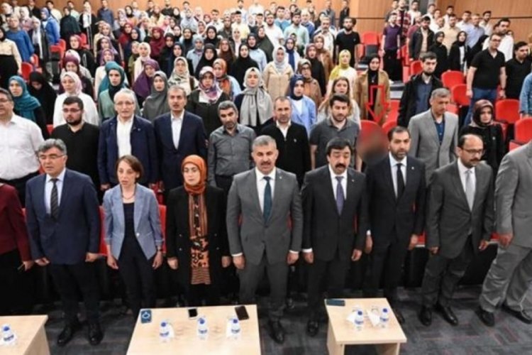 İstiklal Marşı okunduğu sırada ayağa kalkmayan araştırma g&ouml;revlisi a&ccedil;ığa alındı