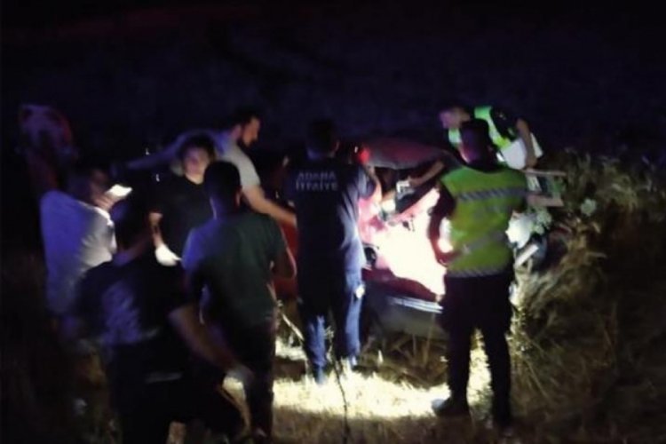 Adana'da k&ouml;peğe &ccedil;arpmamak i&ccedil;in manevra yaptı, otomobil şarampole devrildi
