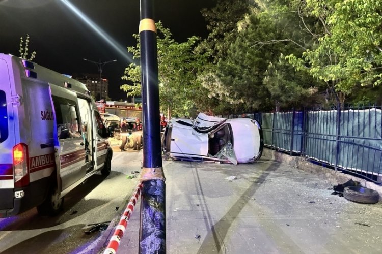 Sivas'ta kontrolden &ccedil;ıkan otomobil aydınlatma direğine &ccedil;arptı: 1 &ouml;l&uuml;