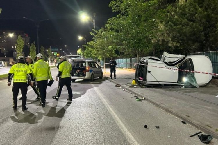 Kontrolden &ccedil;ıkan otomobil aydınlatma direğine &ccedil;arptı: 1 &ouml;l&uuml;
