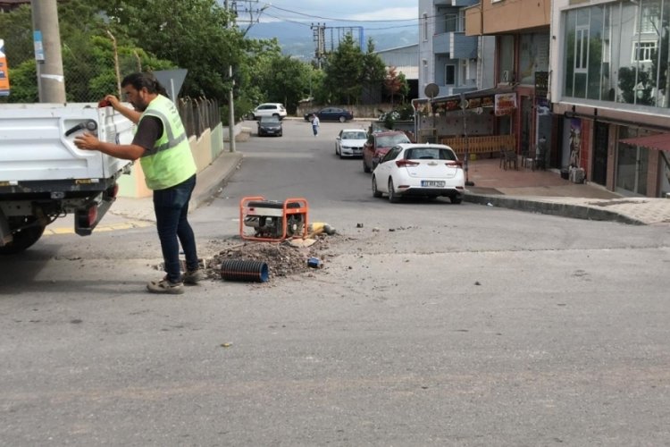 Kocaeli'de yol bakım &ccedil;alışması yaparken aracın &ccedil;arptığı iş&ccedil;i yaralandı