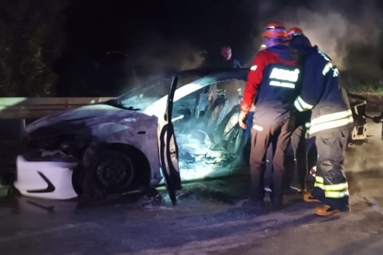 Erzincan'da alev alan ara&ccedil;ta yanarak can verdi!