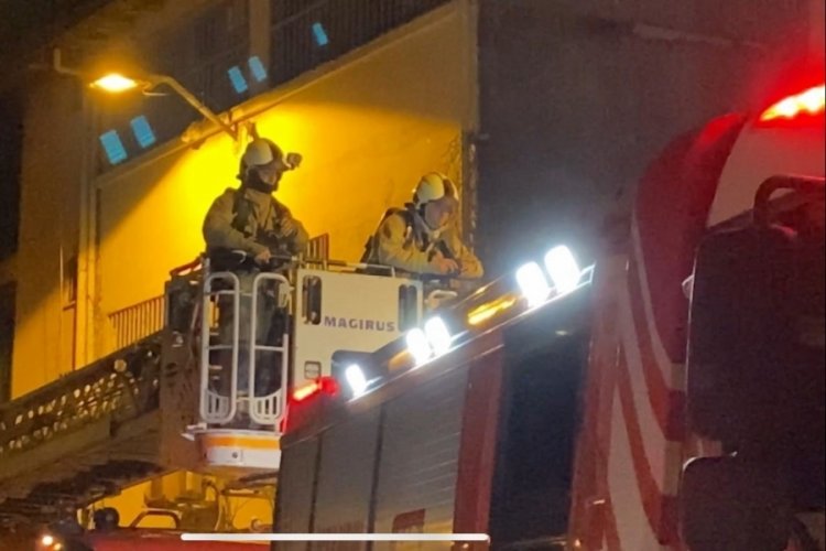 İstanbul'da kafeteryanın &ccedil;atısı alevlere teslim oldu