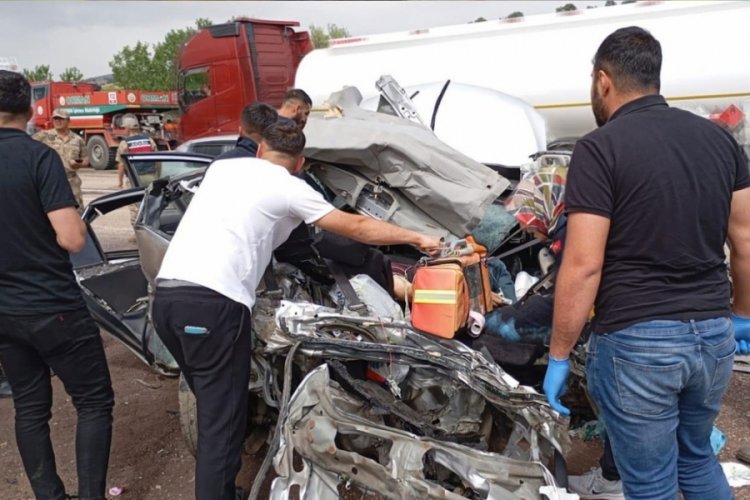 Otomobil ile tır &ccedil;arpıştı! &Ouml;l&uuml; ve yaralılar var