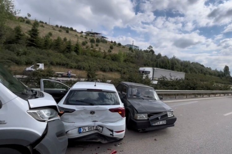Bursa'da 3 ara&ccedil; birbirine girdi!