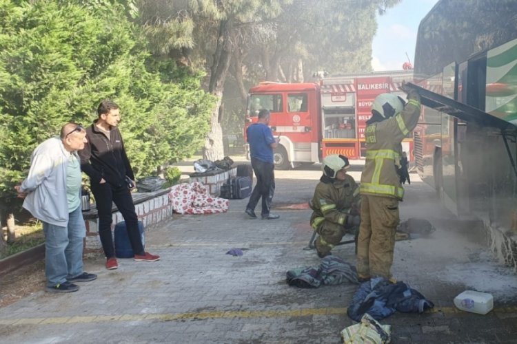Balıkesir-Bursa yolunda yolcu otob&uuml;s&uuml;nde yangın &ccedil;ıktı!