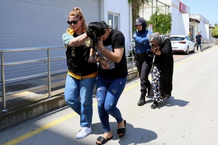 Adana'da &ccedil;i&ccedil;ekliğe g&ouml;m&uuml;l&uuml; &ccedil;uvalda Kalaşnikof piyade t&uuml;feği bulundu