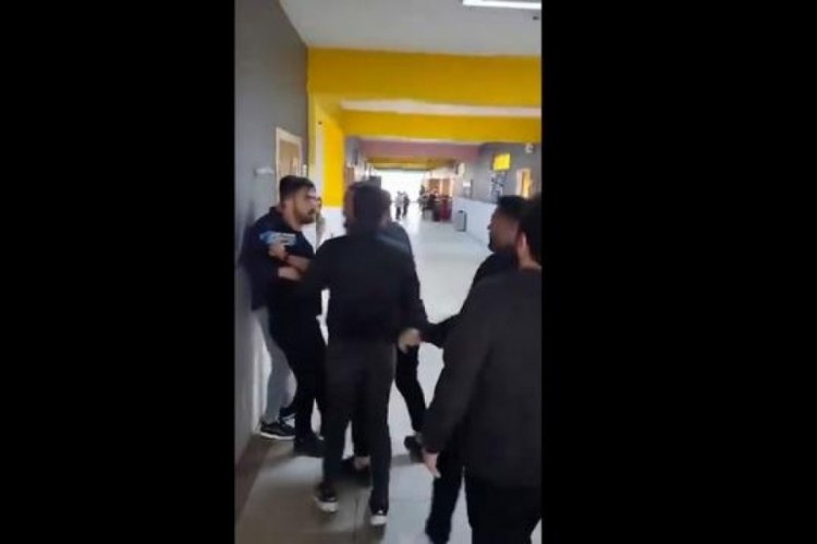 Kocaeli'nde okulda skandal olay! Veli, herkesin g&ouml;z&uuml; &ouml;n&uuml;nde &ouml;ğretmene saldırdı