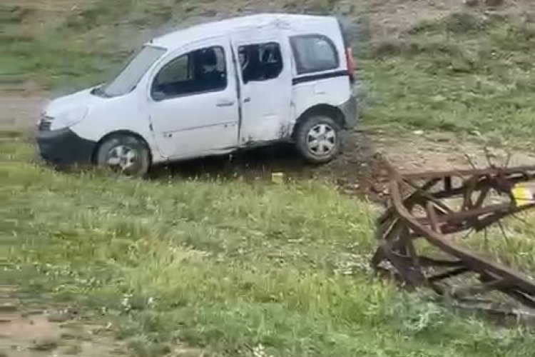 &Ccedil;orum'da hafif ticari ara&ccedil; kontrolden &ccedil;ıkarak direğe &ccedil;arptı