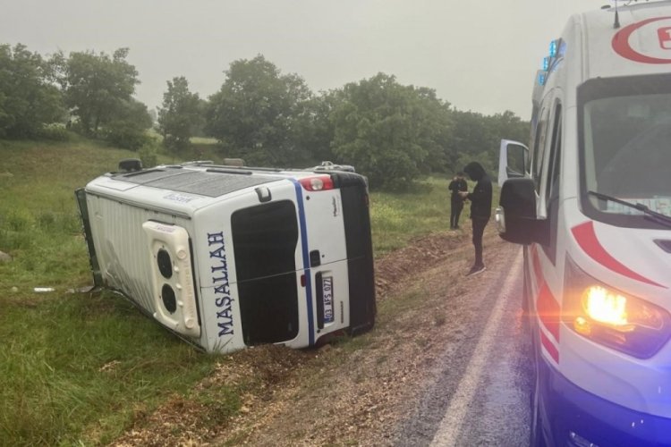 Afyonkarahisar'da sera iş&ccedil;ilerini taşıyan minib&uuml;s devrildi
