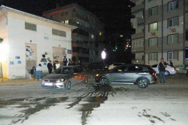 Bursa'da iki otomobil &ccedil;arpıştı!
