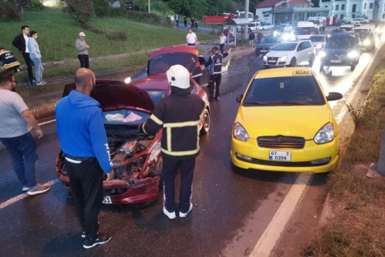 Zonguldak'ta ticari taksi ile otomobil &ccedil;arpıştı