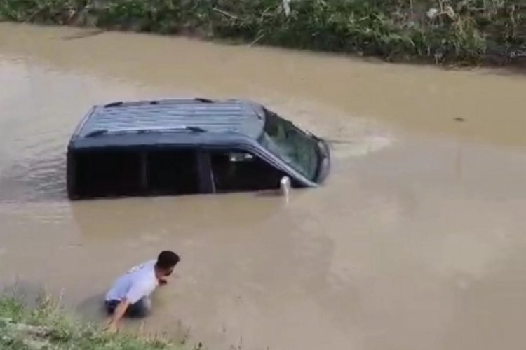 Iğdır'da direksiyon hakimiyetini kaybeden s&uuml;r&uuml;c&uuml; su kanalına u&ccedil;tu