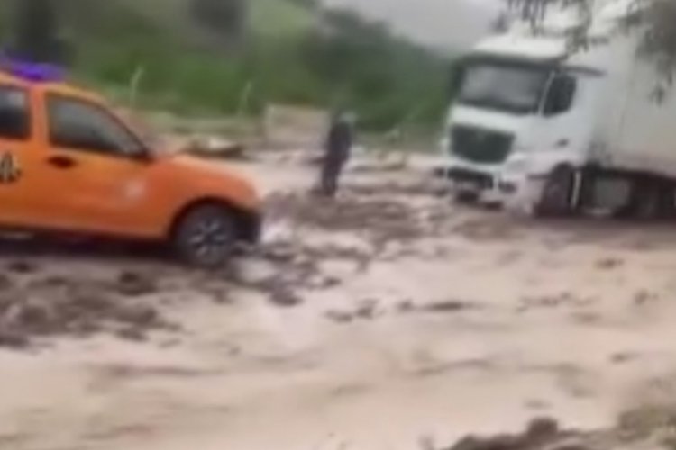 Ankara'da yağmurdan dolayı kayalar yola d&uuml;şt&uuml;