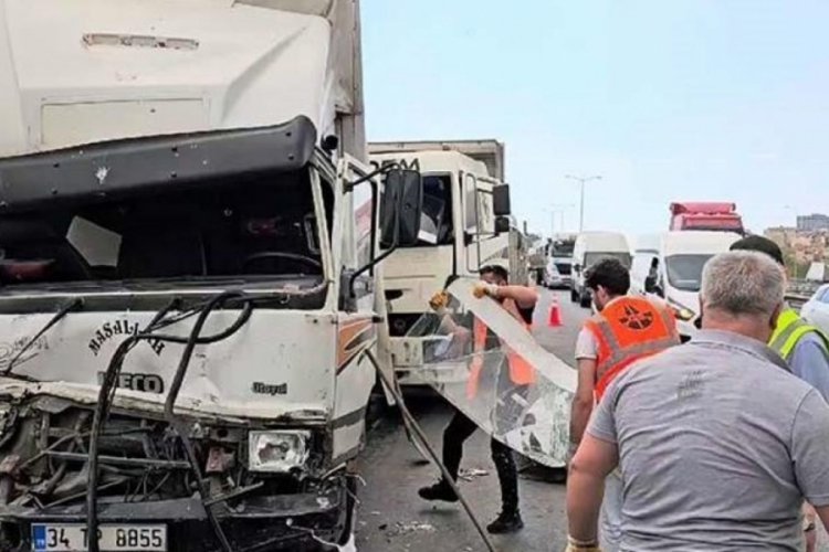 İstanbul'da 10 aracın karıştığı zincirleme kazada 2 kişi yaralandı