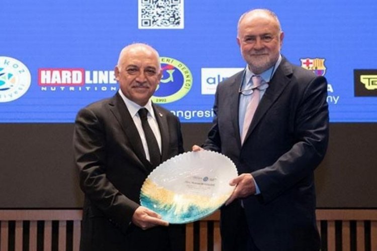 TFF Başkanı B&uuml;y&uuml;kekşi'ye Yaşam Boyu Onur &Ouml;d&uuml;l&uuml;!