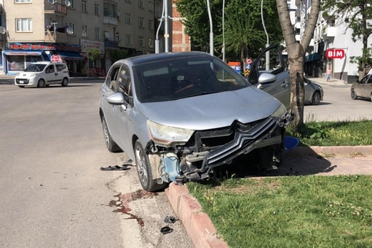 Elazığ'da otomobil ref&uuml;je &ccedil;ıktı