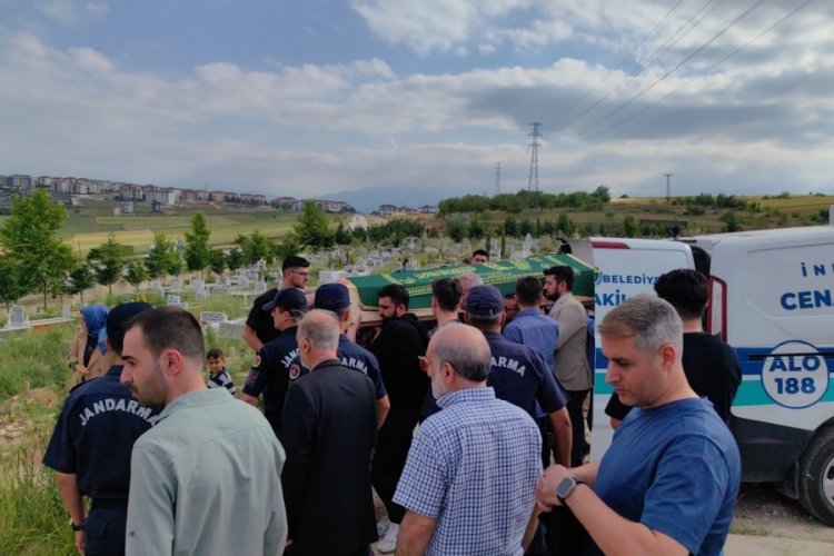 Kendi nişanına giderken kazada &ouml;len abla ile kardeşi yana yana toprağa verildi