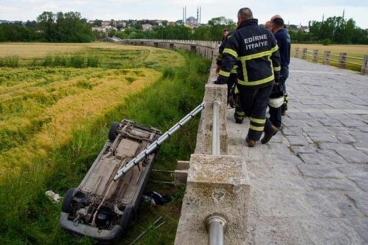 Alkoll&uuml; s&uuml;r&uuml;c&uuml; Edirne'de 573 yıllık tarihi k&ouml;pr&uuml;ye zarar verdi