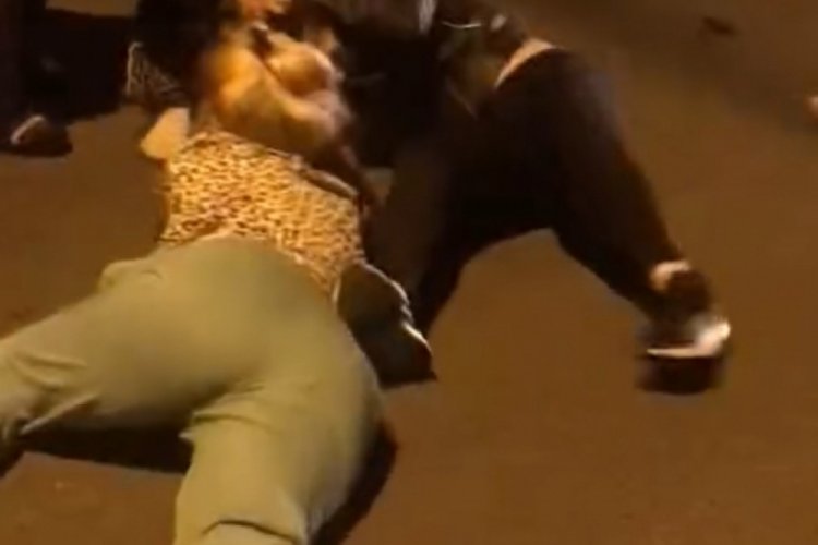 İstanbul'da aldatma kavgası! Kadınlar birbirini yerde s&uuml;r&uuml;kledi