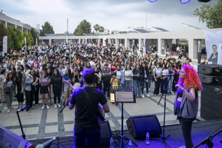 Mersinli gen&ccedil;ler sınav stresini moral konseriyle attılar