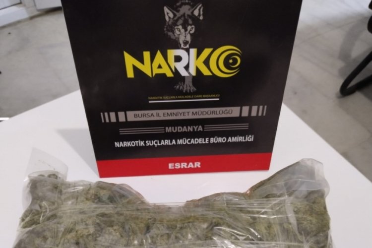 Bursa'da polislerden ka&ccedil;maya &ccedil;alışan s&uuml;r&uuml;c&uuml;n&uuml;n &uuml;zerinde 824 gram esrar ele ge&ccedil;irildi