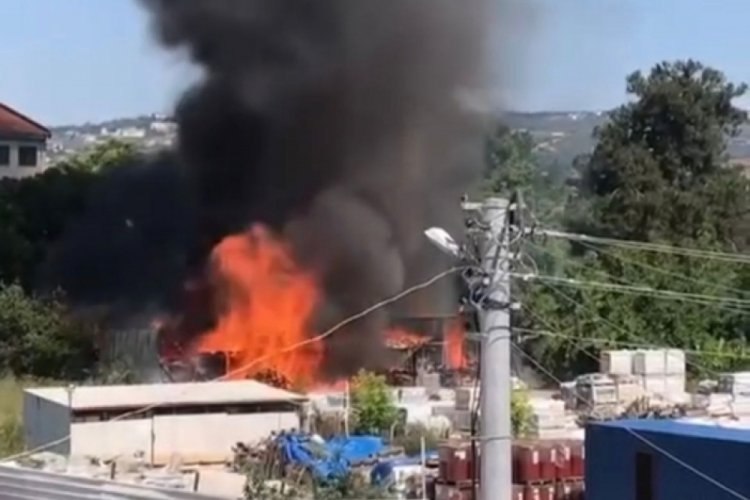 Bursa'da inşaat deposunda yangın!