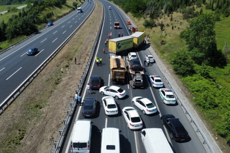 TEM'de tır devrildi, kilometrelerce kuyruk oluştu