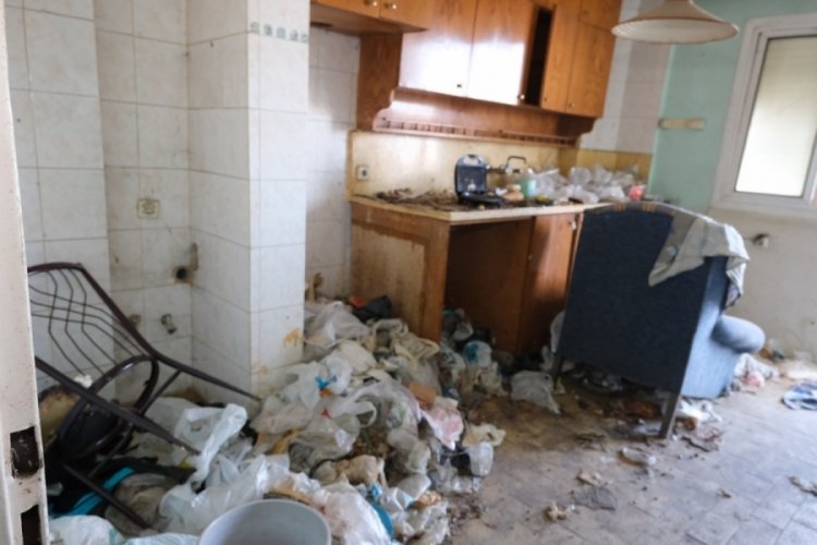 Manisa'da k&ouml;t&uuml; kokular gelen evden 1 ton &ccedil;&ouml;p &ccedil;ıktı
